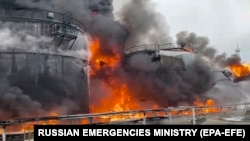 Тушение пожара на территории Клинцовской нефтебазы, Брянская область, Россия, 19 января 2024 года