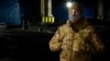 Боєць спецпідрозділу в секретній локації Головного управління розвідки Міноборони України (ГУР МОУ) розповідає журналістам про проведення операцій з морськими дронами. Архівне фото