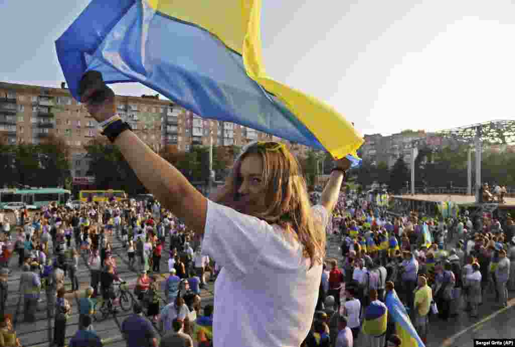 Антивоенная акция в Мариуполе, 28 августа 2014 года. В этот день президент Украины Петр Порошенко заявил о том, что на территорию Украины были введены российские войска. Он отменил визит в Турцию в связи с «резким обострением ситуации в Донецкой области, в частности в Амвросиевке и Старобешево, поскольку состоялся ввод российских войск в Украину». Представитель Совета национальной обороны и безопасности Украины Андрей Лысенко тогда заявил, что Новоазовск и несколько населенных пунктов Новоазовского, Старобешевского и Амвросиевского районов Донецкой области были захвачены российскими военными 