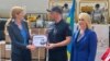 Адміністраторка Агентства США з міжнародного розвитку Саманта Пауер передає сертифікат на отримання Україною обладнання від USAID