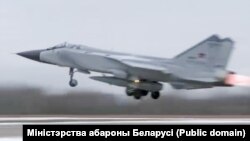 Расейскі самалёт МІГ-31К з гіпэргукавою ракетаю «Кінжал» падчас узьлёту на аэрадроме у Мачулішчах у лютым