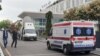 Vozilo hitne pomoći ispred zgrade Kliničkog centra Srbije u Beogradu, maj 2023. 