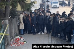 Zeci de copii au venit, încă de dimineață, cu candele și flori, în fața căminului din care s-a prăbușit un zid peste patru colegi ai lor.