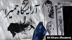 تصویر آرشیف: یکی از آرایشگاه های زنانه که قرار است بر اساس حکم طالبان مسدود شود