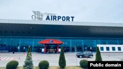 Călătorii sunt îndemnați să se prezinte la aeroport cu cel puțin trei ore înainte de zborul planificat pentru a evita aglomerația.