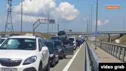 Автомобильная пробка на въезде на Керченский мост, архивное фото