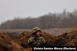 Украинский военный на позиции близ Бахмута