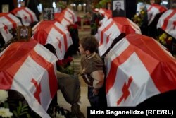 7 желтоқсанда Тбилисидегі соборда 1992-1993 жылдары грузин-абхаз соғысында қаза болғандардың сүйегін жерлеу рәсімі өтіп жатыр. Іс жүзінде дербес өмір сүріп жатқан Грузияның Абхазия аймағы жақында марқұмдардың сүйегін Тбилисиге берген. (Мзия Саганелидзе, Грузин қызметі)