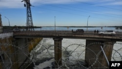 Пътният мост при водноелектрическата централа Каховка.