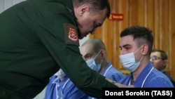 Рустам Миннекаев (слева) на вручении наград в военном госпитале. Екатеринбург, 4 апреля 2022 года