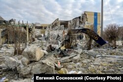 Разрушенное здание школы №66 в Мариуполе.