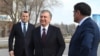 Зайнилобиддин Низомиддинов (крайний слева) с президентом Шавкатом Мирзиёевым. Архивное фото