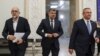 Liderii coaliției de guvernare: Kelemen Hunor, președintele UDMR (stânga), Marcel Ciolacu, președintele PSD și Nicolae Ciucă, președintele PNL. Măsura legată de prețul carburantului a fost făcută însă doar de premier. 