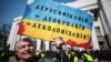 Пікетувальник біля будівлі Верховної Ради під час ухвалення мовного закону 25 квітня 2019 року. 