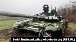Подбитый российский танк в Донецкой области