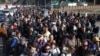 Люди на КПП «Верхний Ларс» на российско-грузинской границе