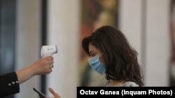 Citirea temperaturii la intrarea într-un centru comercial
