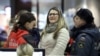 Родственники самолета A321 собираются в аэропорту «Пулково». Санкт-Петербург, 31 октября 2015 года. 