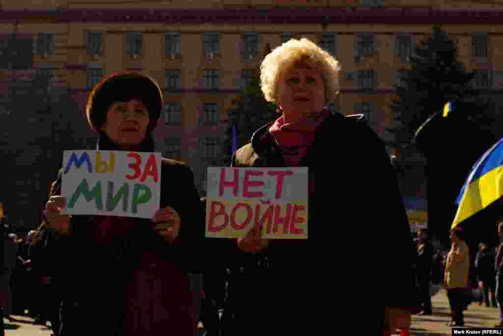 Здесь, и в речах, и на плакатах – тема военного вмешательства России в Крым была одной из главных