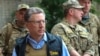 Спеціальний представник Державного департаменту США з питань України Курт Волкер під час перебування у прифронтовій Авдіївці неподалік окупованого Донецька, 23 липня 2017 року