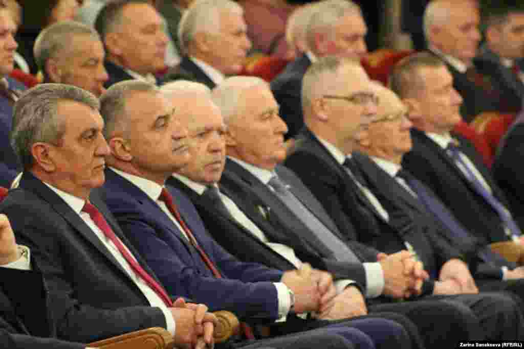 На церемонии инаугурации присутствовали экс-президенты Южной Осетии — Анатолий Бибилов, Людвиг Чибиров и Леонид Тибилов (второй, третий и четвертый слева)
