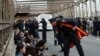 Арестованные участники протеста "Захвати Уолл-стрит" на Бруклинском мосту
