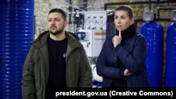 Президент Украины Владимир Зеленский и премьер-министр Дании Мэтте Фредерексен во время ее визита в Николаев 30 января 2023 года.