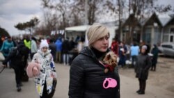 Žena sa psom prelazi granicu Ukrajine i Rumunije u begu od ruske invazije, Siret, Rumunija