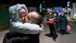 Një baba puth vajzën e tij pasi ajo, nëna dhe gjyshja ikën nga pushtimi rus dhe kaluan kufirin në Medyka, Poloni më 27 shkurt 2022. Reuters/Bryan Woolston
