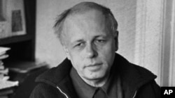 Saharov u svom stanu 1970-ih. Nakon što je ostavio sva vojna istraživanja, nastavio je da se bavi svojim interesom za čistom naukom, posebno gravitacijom i kosmologijom. "I biće mi drago ako uspijem dati neki doprinos tim važnim granama nauke", rekao je u svom Nobelovom predavanju. Zapravo, usred svih njegovih postignuća, Saharovljev rad na polju astrofizike ponekad se zanemaruje. Pripisuje mu se niz inovativnih teorija na kojima se i danas radi, a čak je dobio i jedno od krajnje neslužbenih priznanja za teoretskog fizičara kada je brod u popularnoj znanstveno-fantastičnoj seriji Zvjezdane staze: Sljedeća generacija nazvan po njemu.