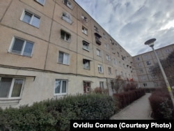 Blocul în care este situată locuința are alte peste 130 de alte spații locative identice ca suprafață, 11 mp.