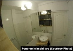Locuința dispune de baie, una de mici dimensiuni.