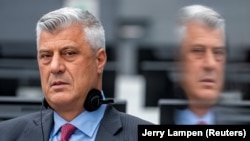 Bivši predsednik Kosova Hašim Tači, koji je podneo ostavku i pritvoren je pred sudom za ratne zločine, pojavio se prvi put pred Specijalizovanim većem za Kosovo u Hagu, Holandija, 9. novembra 2020. godine.