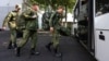 Российские новобранцы садятся в автобус возле военного призывного пункта в Краснодаре. Россия, 25 сентября 2022 года.
