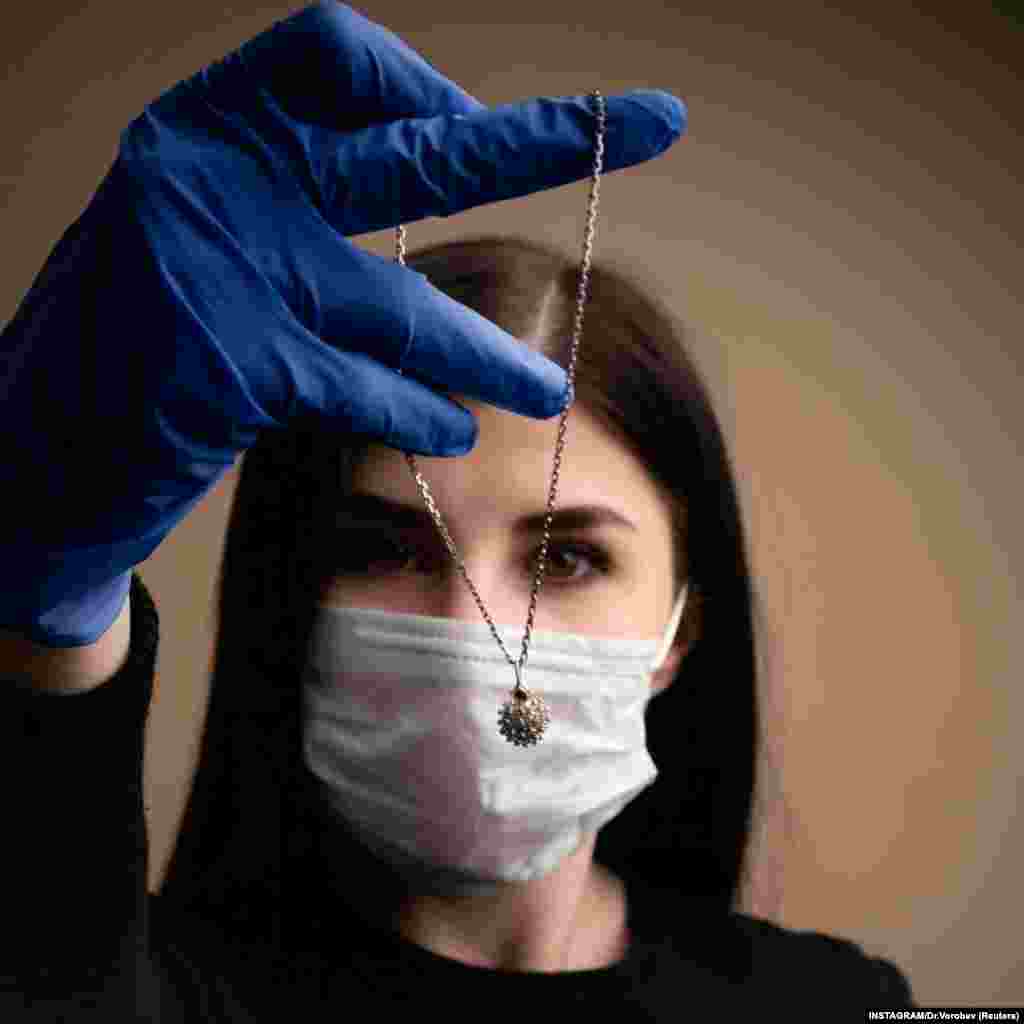 Кулон в виде коронавируса изготовлен в Костроме ювелирной фирмой Dr.VOROBEV. «Вирус из чистого серебра» продается онлайн за 1000 рублей. 
