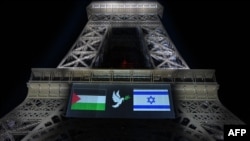 Fotografie care prezintă imagini ale steagurilor palestinian (stânga) și israelian (dreapta) proiectate pe Turnul Eiffel. Între ele, un porumbel cu o ramură de măslin – simbol universal al păcii.