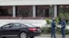 Aşgabadyň köçeleriniň birinde köçe ýol hereketine gözegçilik edýän polisiýa işgärleri. Arhiwden alnan surat