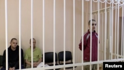 Това са двамата британци и един мароканец, които бяха арестувани, след като са пленени на бойното поле. Според Украйна те трябва да бъдат третирани като военнопленници. 