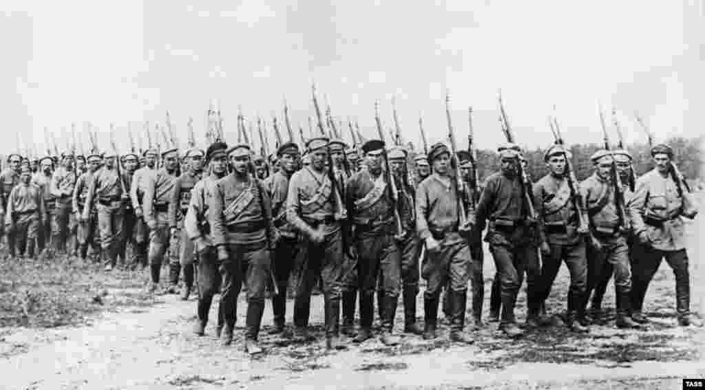 Отряд красноармейцев на линии фронта во время Гражданской войны в России. 1919 год. 
