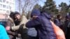 В окупованому Криму десятки людей зустрічали звільнених активістів (відео)