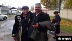 Бывший узбекский политузник Мурод Джураев (слева) в день освобождения из тюрьмы.
