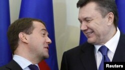 Унищожените материали включват разследване на противоречива сделка от 2010 г. между бившия украински президент Виктор Янукович (вдясно) и бившия руски президент Дмитрий Медведев.