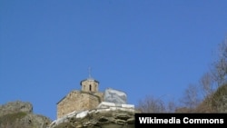 Шоанинский храм, или храм Святого Георгия, не является действующим храмом, но находится рядом с осетинским селом, за ним ухаживают селяне, у храма ежегодно празднуют День Святого Георгия