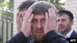 Кадыров ногами открывает двери высоких кабинетов, в которые неделями скребутся его коллеги, и получает финансирование настолько щедрое, что прочим губернаторам впору лопнуть от зависти