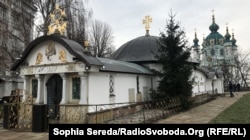 На передньому плані так звана «каплиця» УПЦ (Московського патріархату), незаконно збудована біля фундаменту Десятинної церкви на території Національного музею історії України. Київ, 2 лютого 2018 року