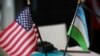 Государственные флаги США и Узбекистана.