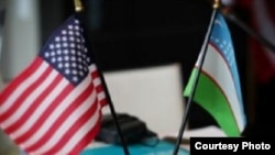 Государственные флаги США и Узбекистана.