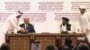 Semnarea acordului între SUA și talibani pentgru încetarea războiului din Afganistan, Doha, 29 februarie 2020. În stânga, reprezentantul special al SUA  Zalmay Khalilzad, liderul talibanilor Mullah Abdul Ghani Baradar (dreapta)
