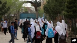  بیرون یکی از مکاتب در افغانستان، آرشیف