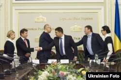 Представники політичних партій після підписання коаліційної угоди. Київ. 21 листопада 2014 року